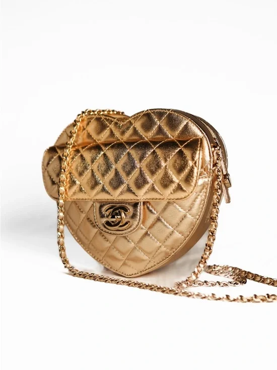 Chanel CC in Love Heart Bag Metallic Golden Quilted Lambskin - Picture 3 of 9